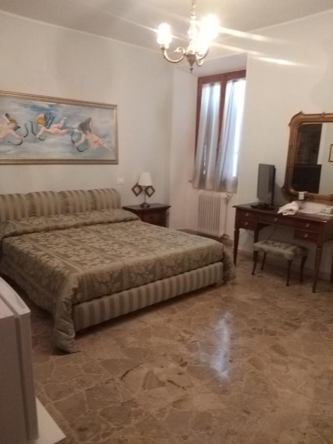 Antica Casa Di Famiglia Hotell Castiglione del Lago Exteriör bild