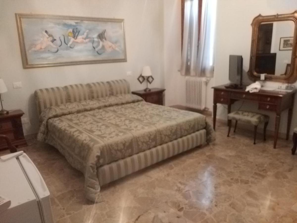 Antica Casa Di Famiglia Hotell Castiglione del Lago Exteriör bild